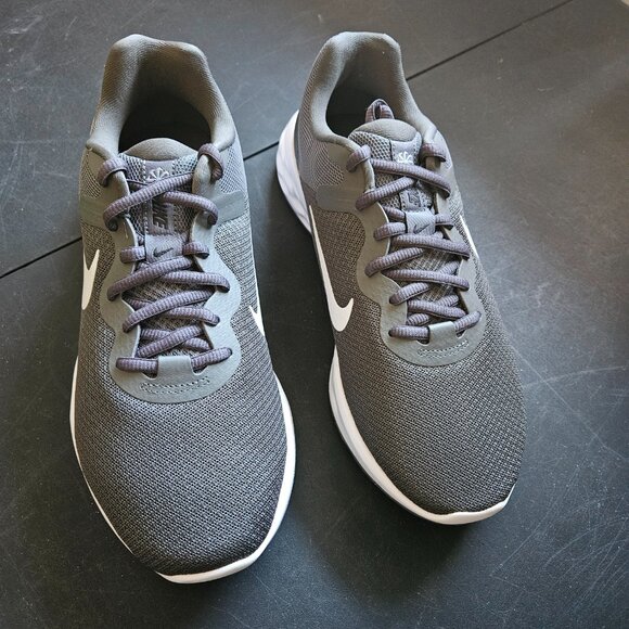 NWT Nike Men\'s Revolution 5 Flyease Running Shoe Size 8.5  W Grey/ White